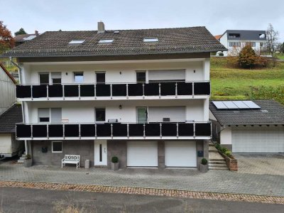 Vermite eine schöne Wohnung mit Balkon und Wintergarten. 
Am besten geeignet für 3 Personen. 125m²