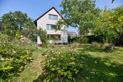 Modernisierungsbedürftiges Zweifamilienhaus mit wunderbarem Garten sucht neue Mitbewohner!