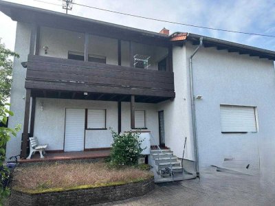 Schöne 2,5 ZKB Wohnung mit Balkon und 2 Stellplätzen in angenehmer Wohnlage