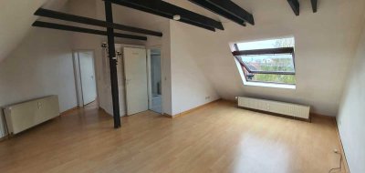 Freundliche, ruhige 2-Zimmer-DG-Wohnung mit Balkon in Citynähe