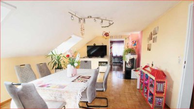 **Charmante 4-Zimmer DG-Wohnung mit Terrasse, Gartenstück, Balkon und Stellplatz in Regglisweiler**