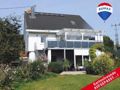 EINZIEHEN + WOHLFÜHLEN: 
Gepflegtes Einfamilienhaus
 in RUHIGER LAGE + 
mit TRAUM-Grundstück...!