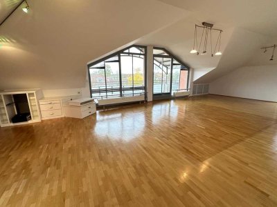 3 Zimmer Dachgeschosswg mit grossem Südbalkon, EBK, TG , ab sofort