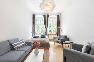 Friedrichshain, nahe Volkspark: 2-Zimmerwohnung mit vielen schönen Altbau Details und Aufzug