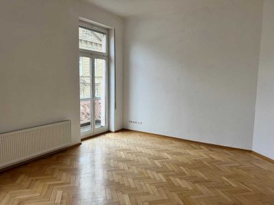 Großzügige 2,5 - Zimmeraltbauwohnung mit Einbauküche und Balkon mitten in der Stadt