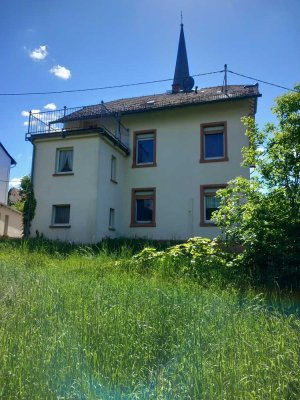 Haus mit Nebengebäude und großem Garten in Dombach