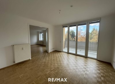 Zur Miete: Renovierte 4,5 Zimmerwohnung mit Balkon in zentraler Lage