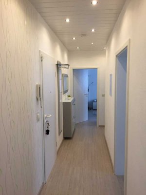 Gepflegte 2-Zimmer-Wohnung mit Balkon, Einbauküche und Garage in Neuss.
