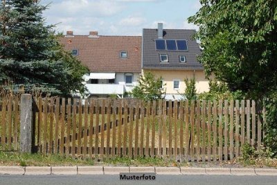 Sanierungsbedürftiges Einfamilienhaus mit Garage - Potenzial für Handwerker