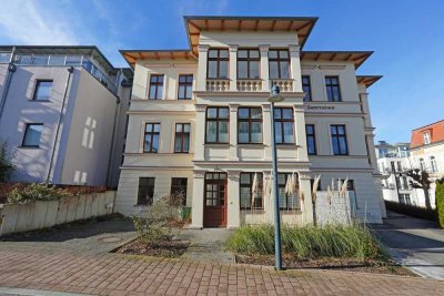 Exklusive Wohnträume: Eigentumswohnung mit Terrasse und neuer EKB in historischer Villa an der Ostse