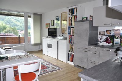 Generalsanierte 2 Zimmer FERIENWOHNUNG in herrlicher, unverbaubarer und sonniger Aussichtslage. 3. Obergeschoß mit Liftanlage bis in den Keller. Sehr gute Infrastruktur. Südwestbalkon.