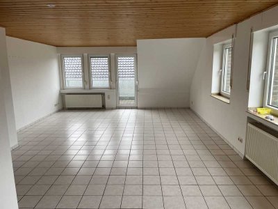 gut aufgeteilte 4-Zimmerwohnung mit Balkon und Garage in ruhiger Vorortlage