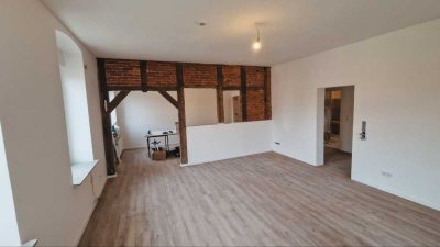 Helle 2,5-Zimmer-Wohnung Erstbezug nach Kernsanierung