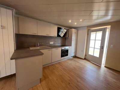 2,5 Zimmer-Wohnung mit Wintergarten und EBK im 1. OG | Sofort frei!