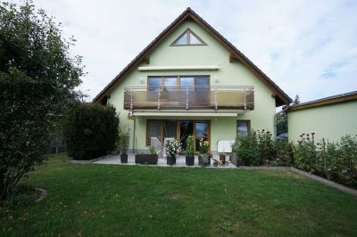 Hauptstadtmakler-Attraktives Haus auf großem Sonnengrundstück