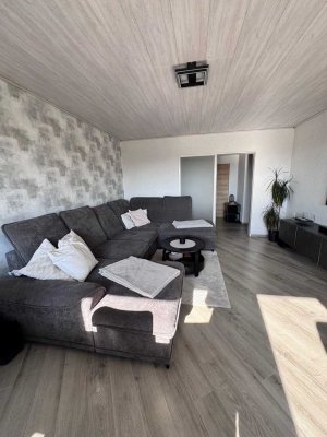 Hübsche 2,5 Raum Wohnung mit Loggia und Einbauküche