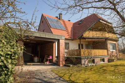 Grenzenloses Wohnen mit vielen Extras und grüner Oase - Einzugsbereit!