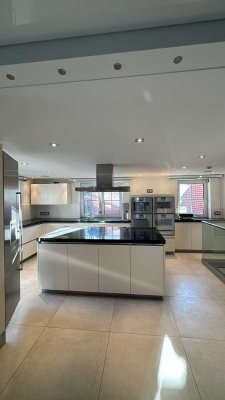 Stilvolle, geräumige und modernisierte 5-Zimmer-Wohnung mit Balkon und EBK in Dormagen