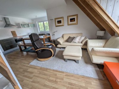 hochwertig möblierte 2,5-Zimmer-DG-Maisonette Wohnung mit Dachterrasse