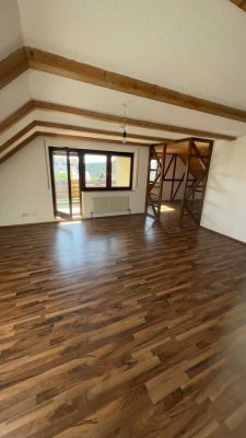 Vollständig renovierte 2,5-Zimmer-Dachgeschosswohnung mit Balkon, Einbauküche und Garage in Roth