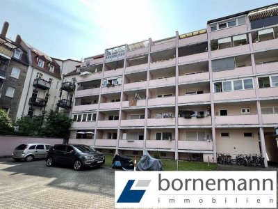St. Leonhard, ruhig + zentral! Gepflegte 2-Zi.-ETW mit Loggia, EBK + Garage!