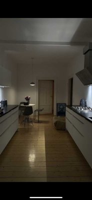 Stilvolle, geräumige und modernisierte 2-Zimmer-Wohnung mit Balkon und EBK in Darmstadt