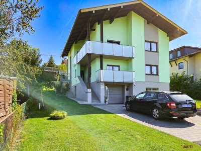 Charmantes Wohnhaus mit zwei Wohneinheiten, Balkon, Wintergarten und Garage in Vöcklamarkt.