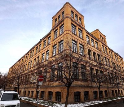 "Industriecharme trifft Moderne: 2-Zimmer-Wohnung mit Loggia & Stellplatz."