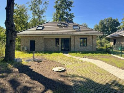 FÜR GEWERBE & WOHNEN | Bungalow plus Dachgeschoss mit ausgewiesener MwSt. zum Erstbezug in Traumlage