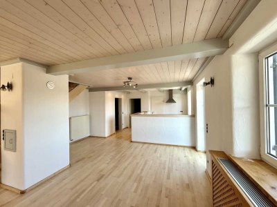 Lichtdurchflutete, renovierte DG-Wohnung in Issing