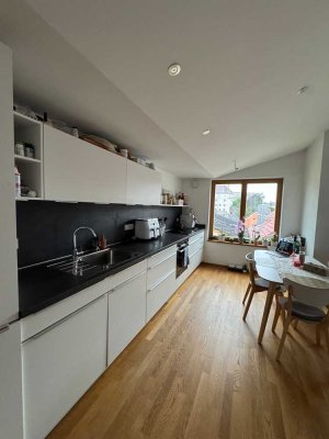 Moderne 3-Zimmer-Dachgeschosswohnung mit Süd-Balkon und TG-Stellplatz in Passau-Hals