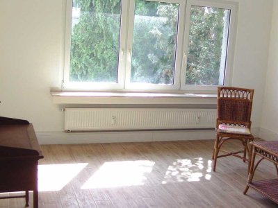 Lichtdurchflutete 3 Zimmer + Eßküche + Balkon + Keller + sofort frei !!! Privat !!!