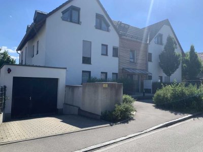 Neuwertige Wohnung mit dreieinhalb Zimmern sowie Balkon und Einbauküche in München