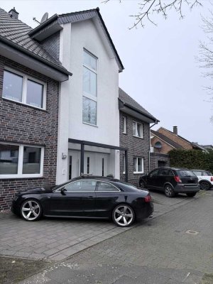 Vollständig renovierte Wohnung mit vier Zimmern und Balkon in Gütersloh