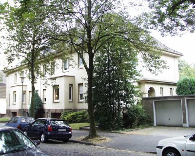 Stadtparkviertel: Schöne Altbauwohnung mit Loggia/Balkon