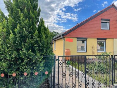 Erstbezug nach Sanierung: Günstige 3-Zimmer-Doppelhaushälfte mit EBK in Velten