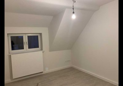 Vollständig renovierte 4-Raum-Wohnung mit Balkon und Einbauküche in Bad Arolsen