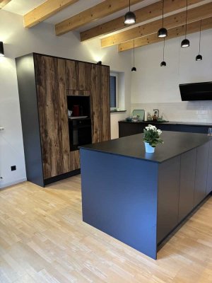 Exklusive, neuwertige 3-Raum-DG-Wohnung mit luxuriöser Innenausstattung mit EBK in Saarbrücken