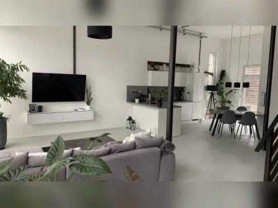 Traumhafte Loft-Wohnung mit luxuriöser Innenausstattung mit EBK sowie Garten und Balkon in Köln Eil