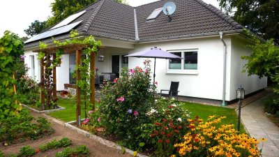 Familienfreundlicher Winkelbungalow mit großem Garten – Baujahr 2015