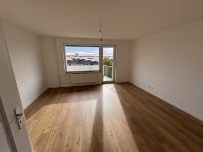 Erstbezug nach Kernsanierung, helle 2-Zimmer Wohnung mit Einbauküche und Südbalkon