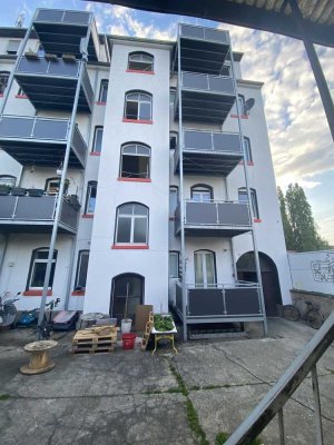 Ein möbliertes Zimmer mit kleiner Kochecke sowie Balkon in Kassel