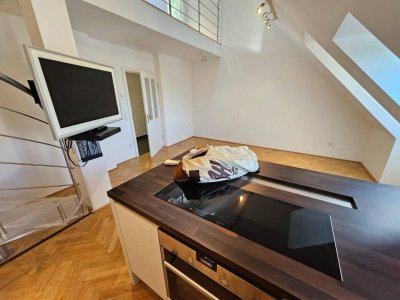 Stylische Dachgeschoß-Maisonette mit Dachterrasse und Klimaanlage in einem klassischen Stilaltbau.