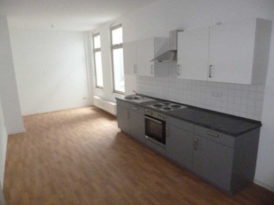 direkt neben der UNI / WG geeignete, großzügige 2 Zi. Wohnung mit Wohnküche / EBK zu vermieten