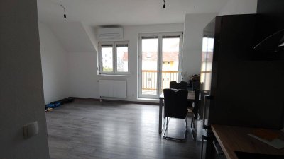 Helle, südseitige 2-Zimmer Dachgeschosswohnung mit Balkon, eigenem Parkplatz, Abstellraum und Klimaanlage