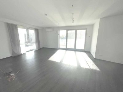 2022 neu erbaute 2,5 - Zimmerwohnung mit Balkon, Keller und 2 Stellplätzen