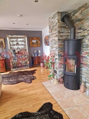 Ihr neues Zuhause: Großzügige Wohnung mit Kamin, Terrasse & Balkon einzugsbereit zu sofort