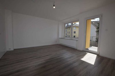 +++ Zum Einzug bereit! Renovierte 2-Raumwohnung mit Wanne und Balkon +++