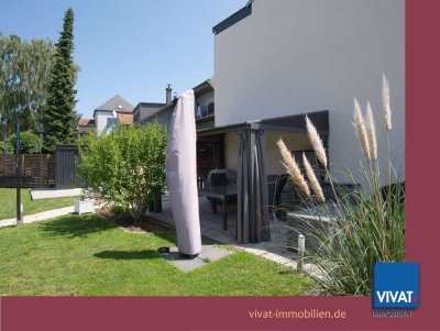 Haus-im-Haus mit Gartenanteil, 2 Stellplätzen ... in ruhiger Wohnlage! EBK, neue Fenster, u.v.m.