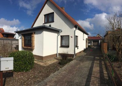 Ruhiges Grundstück mit charmantem Haus und grossem Bungalow